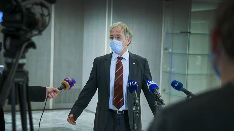 Opozicija ministru Hojsu očita odgovornost za soustvarjanje izrednih razmer v državi in policijsko nasilje. Foto Jože Suhadolnik
