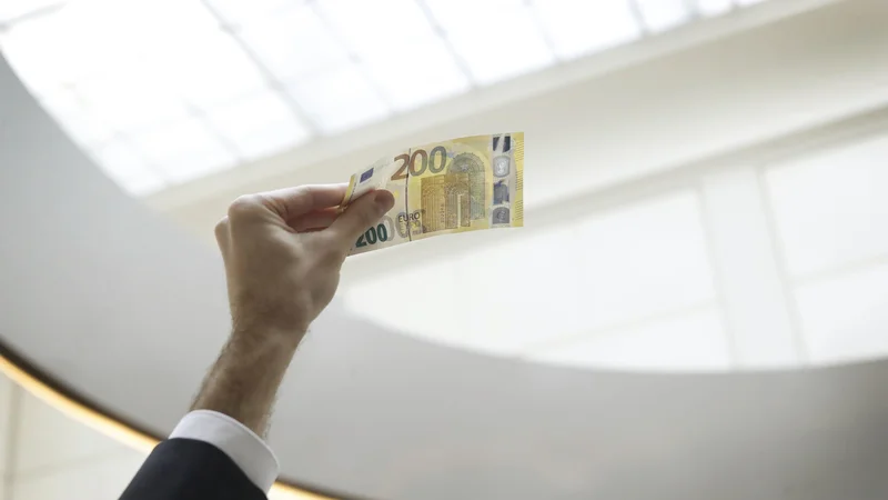 Fotografija: Celoten svetovni dolg, javni in zasebni, je presegel 226 tisoč milijard dolarjev. FOTO: Leon Vidic/Delo