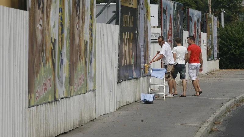 Fotografija: Danes je prostor banka, ki daje obresti, kot jih prava banka ne daje. Reklame se pojavljajo povsod, razlaga Gorazd Furman Oman. FOTO: Mavric Pivk
