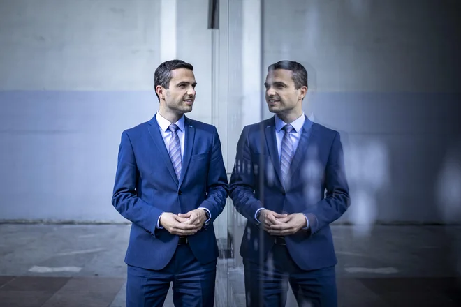 Da je nekdanji šef Sove in OVS zlorabljal svoje nekdanje službe v boju proti opoziciji, bo obrambni minister Matej Tonin med drugim dokazoval tudi z objavo, v kateri mu Damir Črnčec očita, da je blefer in da prodaja bučke.
