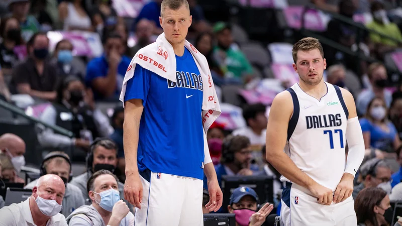 Fotografija: Luka Dončić (desno) in Kristaps Porzingis sta se na pripravah razveselila zmag nad Utahom, LA Clippers, Charlottom in branilcem naslova Milwaukeejem. FOTO: Jerome Miron/USA Today Sports
