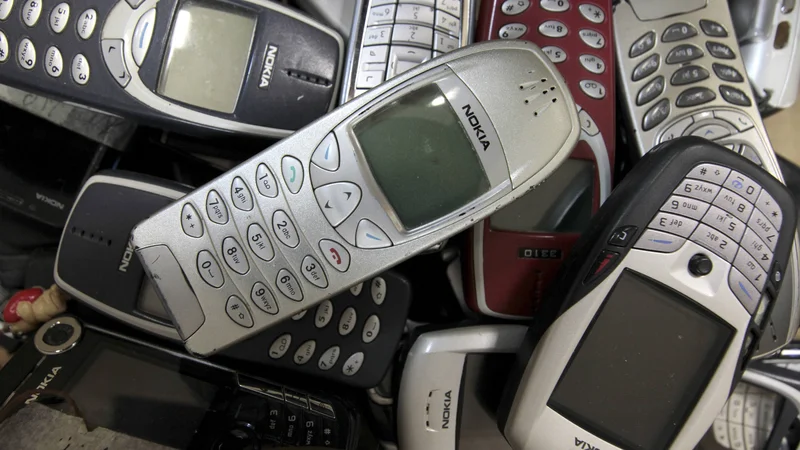 Fotografija: Uporabljam model Nokie, ki je po inteligenci na sredi med butlfonom in pametnim telefonom. FOTO: Alessandro Bianchi/Reuters