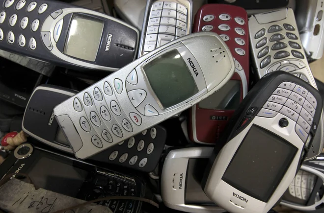 Uporabljam model Nokie, ki je po inteligenci na sredi med butlfonom in pametnim telefonom. FOTO: Alessandro Bianchi/Reuters
