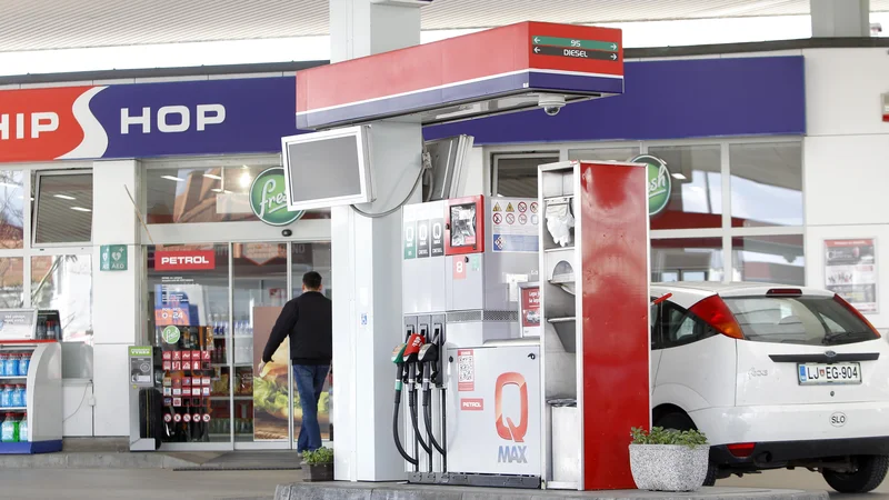 Fotografija: Vlada z uredbo omejuje maržo distributerjev na maksimalno 6 centov na liter kurilnega olja. FOTO: Mavric Pivk/Delo