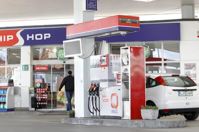 Vlada z uredbo omejuje maržo distributerjev na maksimalno 6 centov na liter kurilnega olja.&nbsp;FOTO: Mavric Pivk/Delo
