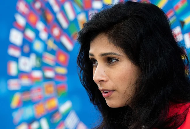 IMF, na sliki njegova glavna ekonomistka Gita Gopinath, evropske države poziva k previdnosti pri umiku pandemičnih ukrepov in jim priporoča ciljane izdatke, usmerjene v spodbujanje zaposlovanja, davčne olajšave za naložbe in pomoč najbolj ogroženim gospodinjstvom.&nbsp;Foto Andrew Caballero-Reynolds Afp
