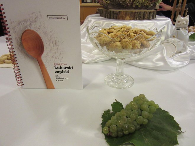 Knjiga vsebuje 18 posodobljenih receptov, na spletu pa so na ogled vsi originalni. FOTO: Špela Kuralt/Delo
