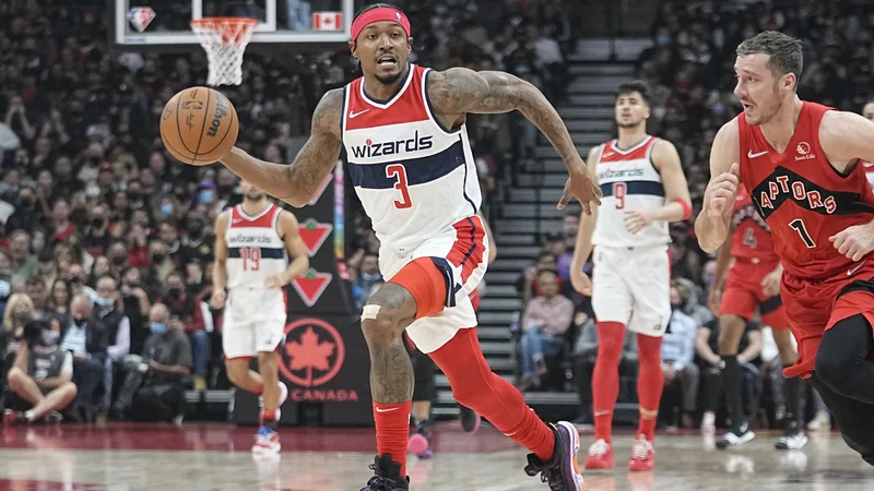 Fotografija: Bradley Beal (z žogo) in drugi aduti Washingtona so bili v premieri sezone premočni za Gorana Dragića in njegove soigralce. FOTO: John E. Sokolowski/Usa Today Sports
