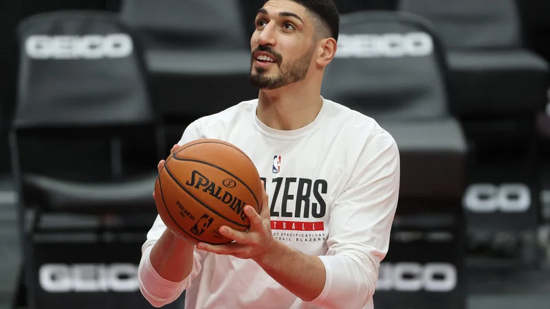 Fotografija: Enes Kanter med ogrevanjem v majici Portlanda. FOTO: Abbie Parr/AFP
