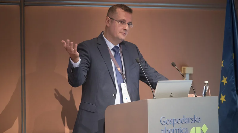 Fotografija: Damir Pelak, generalni direktor GrECo International, je na konferenci Javne investicije 2021 predstavil zavarovanje projektov s področja javnih investicij. FOTO: Jure Eržen/Delo