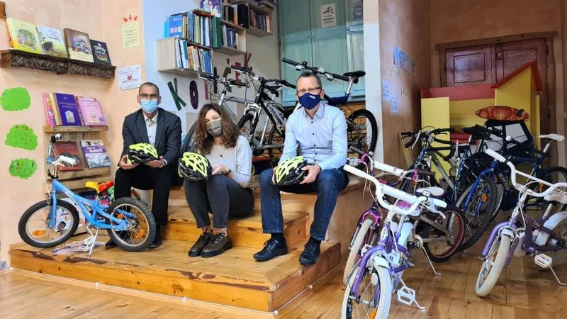 Fotografija: AMZS je ZPM Ljubljana Moste - Polje, v sodelovanju z AMD Dravograd, AMD Ravne na Koroškem in AMD Štefan Kovač Murska Sobota, predal prvih deset koles za otroke iz socialno ogroženih družin. Na fotografiji sekretarka ZPM Ljubljana Moste - Polje Tanja Petek ter generalni sekretar AMZS Jure Kostanjšek in Davorin Smodiš, vodja področja AMZS članstvo. FOTO: AMZS