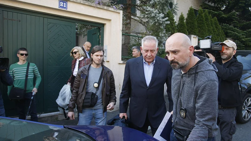 Sanader pred svojim domom na Kozarčevi ulici v Zagrebu. FOTO: Ranko Suvar/Cropix