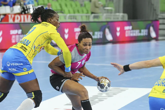Allison Pineau je bila najboljša igralka proti Metzu. FOTO: Jože Suhadolnik
