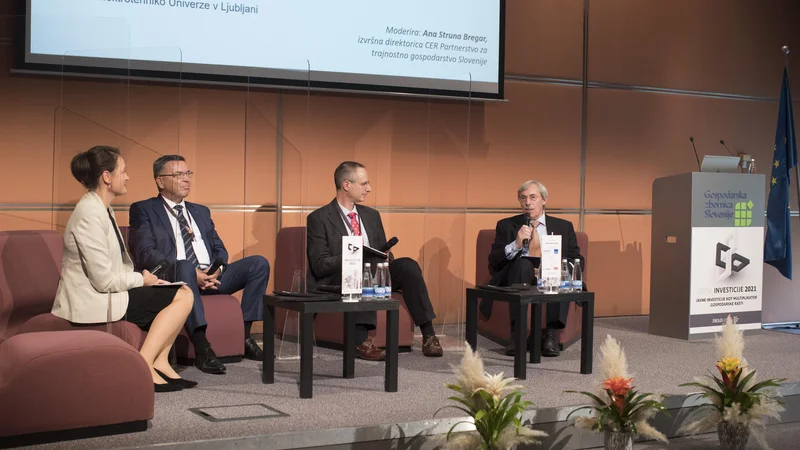 Fotografija: Moderatorka Ana Struna Bregar (prva z leve), Peter Novak, prokurist in direktor komerciale v podjetju Kolektor Etra, dr. Andrej Gubina, profesor na Fakulteti za elektrotehniko Univerze v Ljubljani, in mag. Sibil Svilan, predsednik uprave SID banke. FOTO: Jure Eržen/Delo