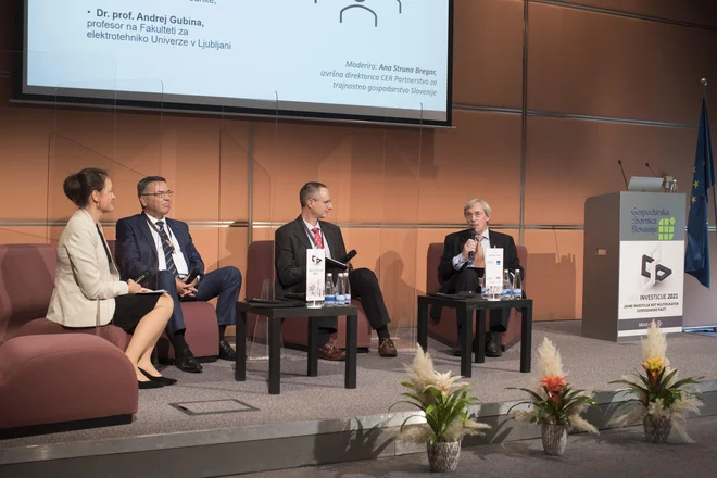 Moderatorka Ana Struna Bregar (prva z leve), Peter Novak, prokurist in direktor komerciale v podjetju Kolektor Etra, dr. Andrej Gubina, profesor na Fakulteti za elektrotehniko Univerze v Ljubljani, in mag. Sibil Svilan, predsednik uprave SID banke. FOTO: Jure Eržen/Delo