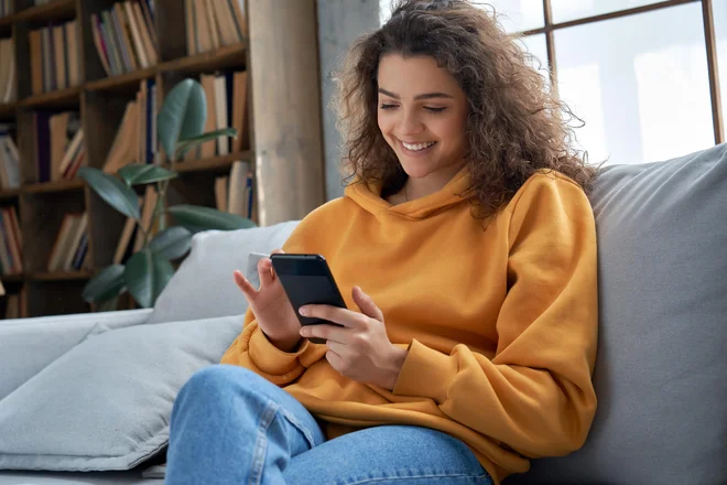 Za pošiljanje denarja po Fliku potrebujete le telefonsko številko prejemnika. FOTO: Shutterstock
