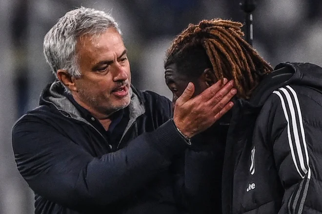 Jose Mourinho ne bo zapustil igralcev Rome. FOTO: Marco Bertorello/AFP
