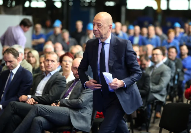 Tibor Šimonka upa, da bo država, poleg tega da bo zaradi enormnih povišanj cen energentov pomagala gospodinjstvom, imela posluh tudi za industrijo in gospodarstvo. FOTO: Tadej Regent/Delo
