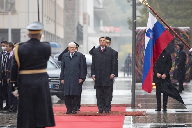 Predsednika Slovenije in Italije prihajata na skupni goriški trg. FOTO: Italian Presidency via Reuters
