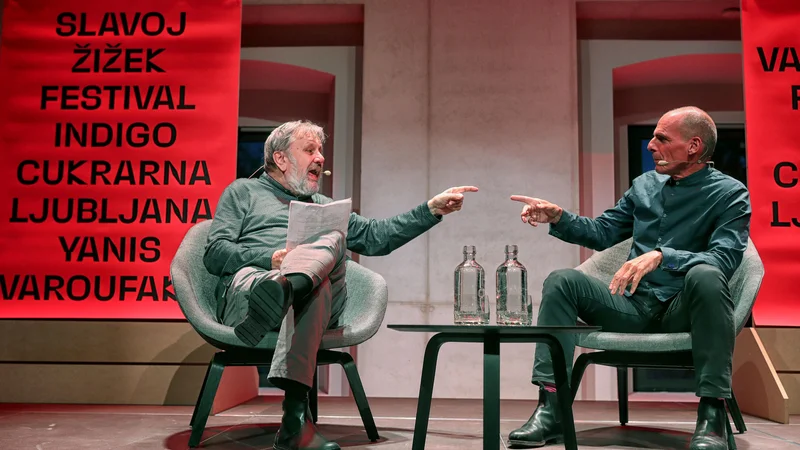 Fotografija: Žižek je v uvodu pogovora stresel nekaj šal, nadaljevanje debate pa je bilo veliko bolj resno. FOTO: Blaž Samec/Delo