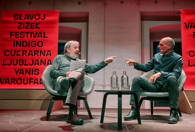 Žižek je v uvodu pogovora stresel nekaj šal, nadaljevanje debate pa je bilo veliko bolj resno. FOTO: Blaž Samec/Delo
