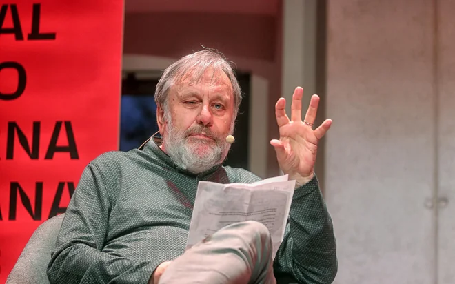 Slavoj Žižek je poudaril, da politična abstinenca ni rešitev, ob politiki emancipacije bi potrebovali tudi emancipacijo politike. FOTO: Blaž Samec/Delo
