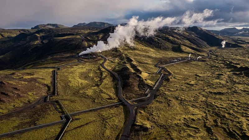 Fotografija: Kompleks geotermalne elektrarne Hellisheidi, ki s poceni zeleno energijo oskrbuje vrsto zagonskih podjetij
