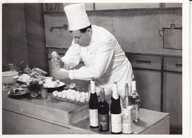 Ivačiča so za televizijskega kuharja izbrali, ker je v 60. letih prejšnjega stoletja veljal za najboljšega in najbolj jezičnega kuharja pri nas, bil pa je tudi velik praktik in humorist. Foto izvirnik hrani Peter Ivačič, kopijo Posavski muzej Brežice
