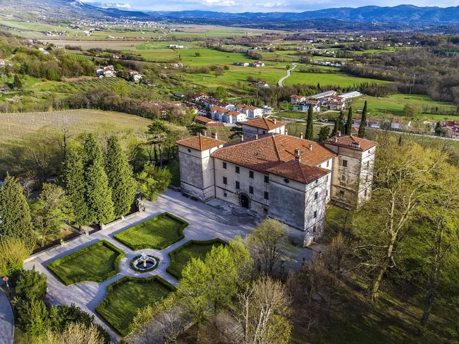 Grad Kromberk obdaja čudovit park z amfiteatrom in lapidarijem na prostem. FOTO: Matjaž Prešeren/arhiv TIC Nova Gorica