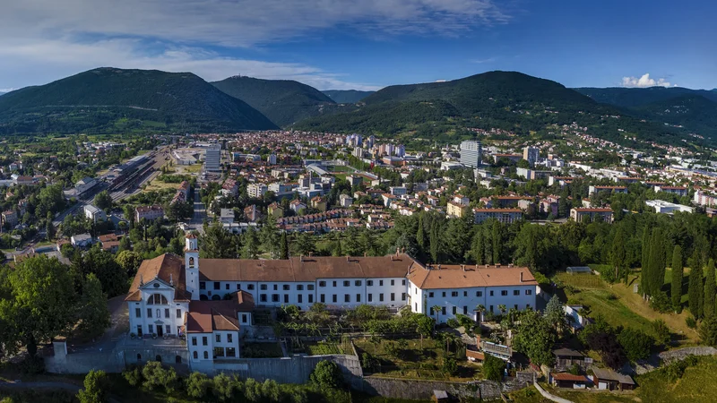 Fotografija: Razgled na Novo Gorico s samostanom Kostanjevica v ospredju FOTO: Matjaž Prešeren/arhiv TIC Nova Gorica