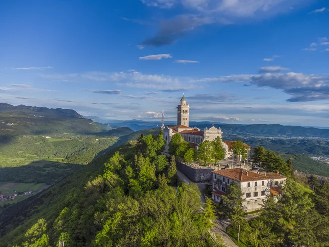 Slovito romarsko središče Sveta Gora je tesno povezano s frančiškani, ki so bili od tam večkrat pregnani, a so vedno našli pot nazaj. FOTO: Matjaž Prešeren/arhiv TIC Nova Gorica