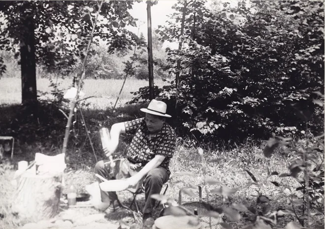 Bil je velik ljubitelj narave in posebej gob.

Foto izvirnik hrani Peter Ivačič, kopijo Posavski muzej Brežice
