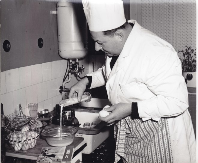 Med kuhanjem v stanovanju v Radovljici, kjer je živel od leta 1972. FOTO: Izvirnik hrani Peter Ivačič, kopijo Posavski muzej Brežice
