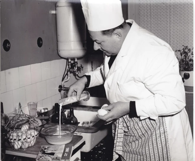 Med kuhanjem v stanovanju v Radovljici, kjer je živel od leta 1972. FOTO: Izvirnik hrani Peter Ivačič, kopijo Posavski muzej Brežice