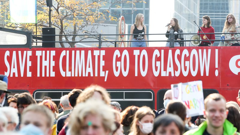Fotografija: Za rešitev podnebja korakajo tudi v Bruslju, ne samo v Glasgowu, kjer se bo zbralo 25.000 udeležencev konference COP26. FOTO: Yves Herman/Reuters
