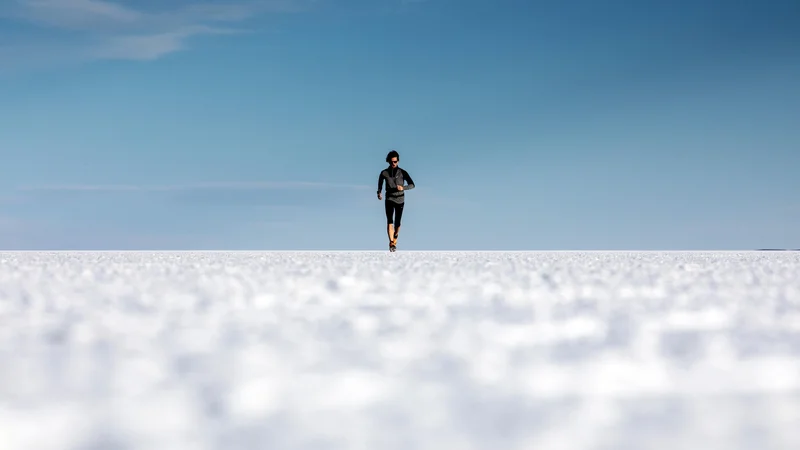 Fotografija: Avtorjev tek po Salar de Uyuniju v Boliviji, največjem slanišču na svetu. FOTO: Matjaž Krivic
