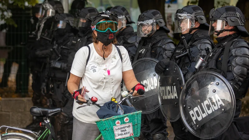 Fotografija: Slovenija je razdeljena. Na leve in desne, partizane in domobrance, cepljene in necepljene, posameznike in korporacije, revne in bogate, policiste in civiliste. FOTO Voranc Vogel