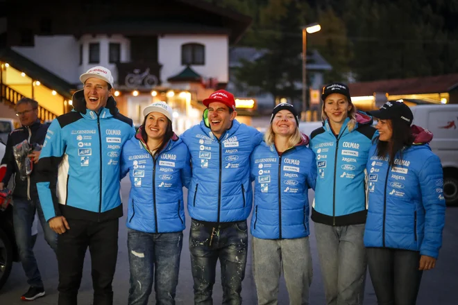 Slovenski reprezentanca pred dobre volej pričakuje začetek sezone, z leve:  Štefan Hadalin, Tina Robnik, Žan Kranjec, Meta Hrovat, Ana Bucik in Andreja Slokar. FOTO: Matej Družnik/Delo
