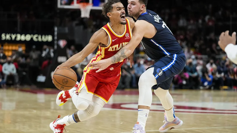 Fotografija: Luka Dončić (desno) ob Traeju Youngu, ki bo z Atlanto očitno tudi v tej sezoni med resnimi kandidati za dolgo igranje v končnici. FOTO: Dale Zanine/USA Today Sports