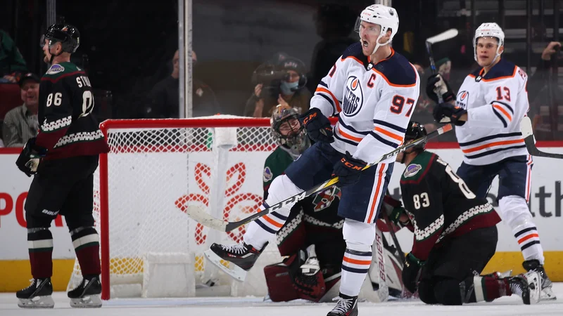 Fotografija: FOTO: Connor McDavid proslavlja po svojem že 200. golu v karieri v Glendalu. FOTO: Christian Petersen/AFP