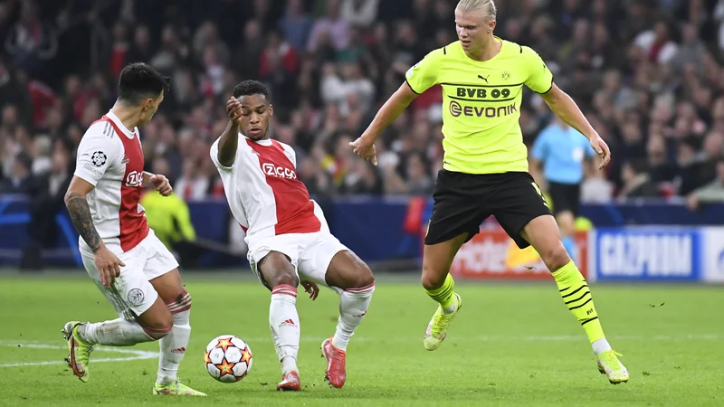 Fotografija: Erling Haaland (desno) je nazadnje z Borussio gostoval v Amsterdamu, kjer je bil od črno-rumenih boljši nizozemski prvak Ajax s kar 4:0. FOTO: Piroschka Van De Wouw/Reuters