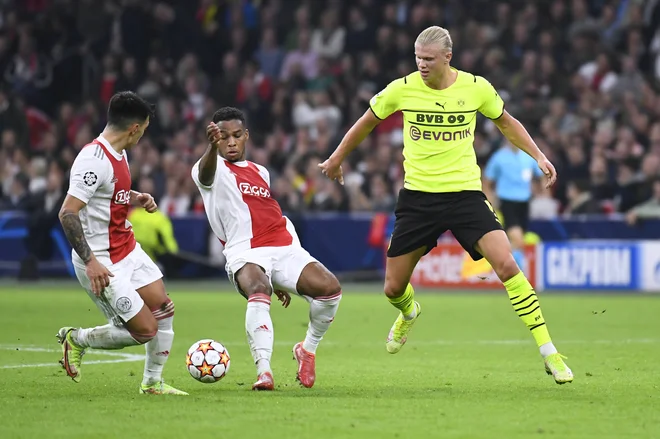 Erling Haaland (desno) je nazadnje z Borussio gostoval v Amsterdamu, kjer je bil od črno-rumenih boljši nizozemski prvak Ajax s kar 4:0. FOTO:&nbsp;Piroschka Van De Wouw/Reuters
