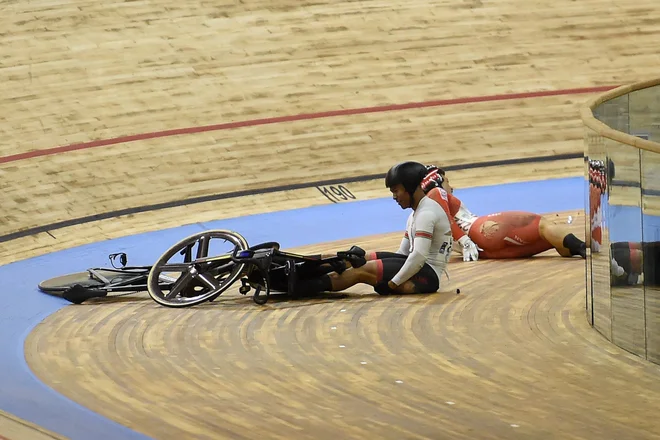 Japonec Koyu Matsui in Surinamec Jair Tjon En Fa sta nesrečno padla na Keirin dirki. FOTO: Francois Lo Presti Afp
