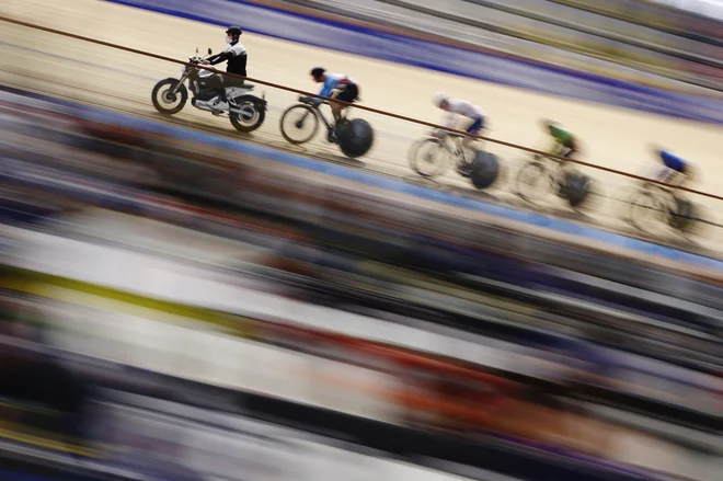 Dirka Keirin se začne za motorjem. FOTO: Christian Hartmann Reuters
