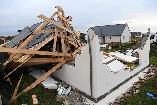 Pogled na uničeno hišo po nevihti Aurore v Plozevetu, na zahodu Francije. FOTO: Fred Tanneau/Afp

&nbsp;
