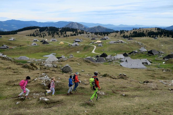 Ob zaprtih planinskih kočah, krajših dneh in nižjih temperaturah, je za jesenski obisk gora še pomembnejše načrtovanje ture. FOTO: Manca Ogrin
