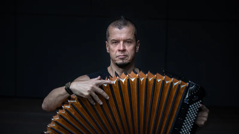 Fotografija: »Žal ugotavljam, da je umetnost vse bolj posel, tako da umetniki ne govorijo več o pomembnih zadevah,« pravi Kimmo Pohjonen. FOTO: Voranc Vogel/Delo