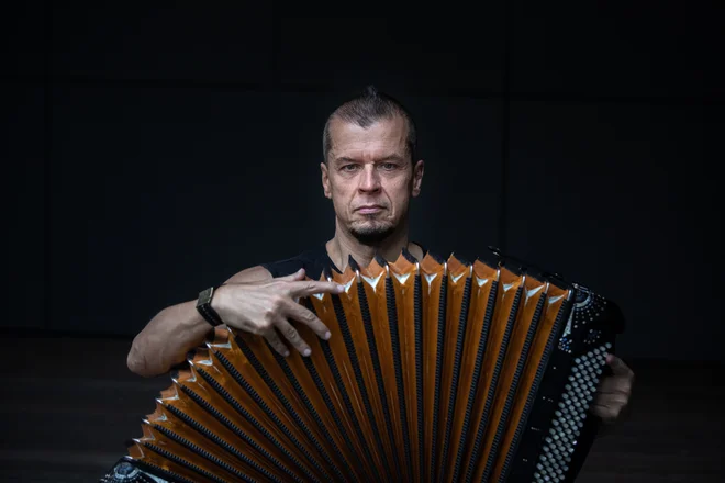 &raquo;Žal ugotavljam, da je umetnost vse bolj posel, tako da umetniki ne govorijo več o pomembnih zadevah,&laquo; pravi Kimmo Pohjonen. FOTO: Voranc Vogel/Delo
