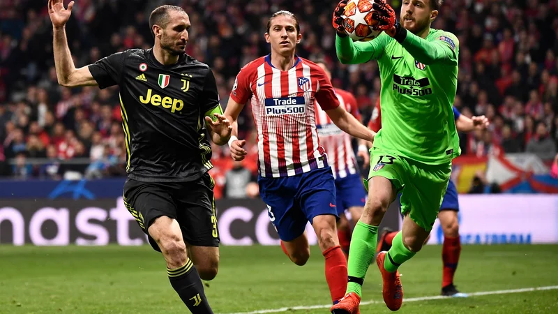 Fotografija: Giorgio Chiellini (desno) je prepričan, da je Cristiano Ronaldo v Manchester Unitedu našel ustrezen klub za njegove ambicije. FOTO: Pierre-philippe Marcou/AFP