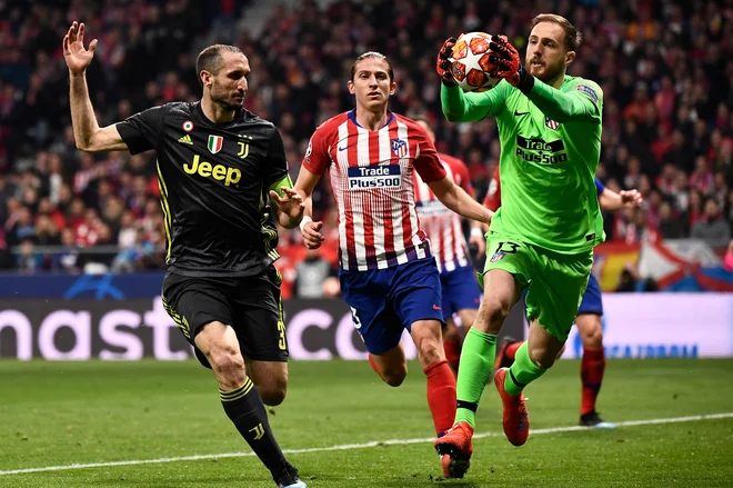 Giorgio Chiellini (desno) je prepričan, da je Cristiano Ronaldo v Manchester Unitedu našel ustrezen klub za njegove ambicije. FOTO: Pierre-philippe Marcou/AFP
